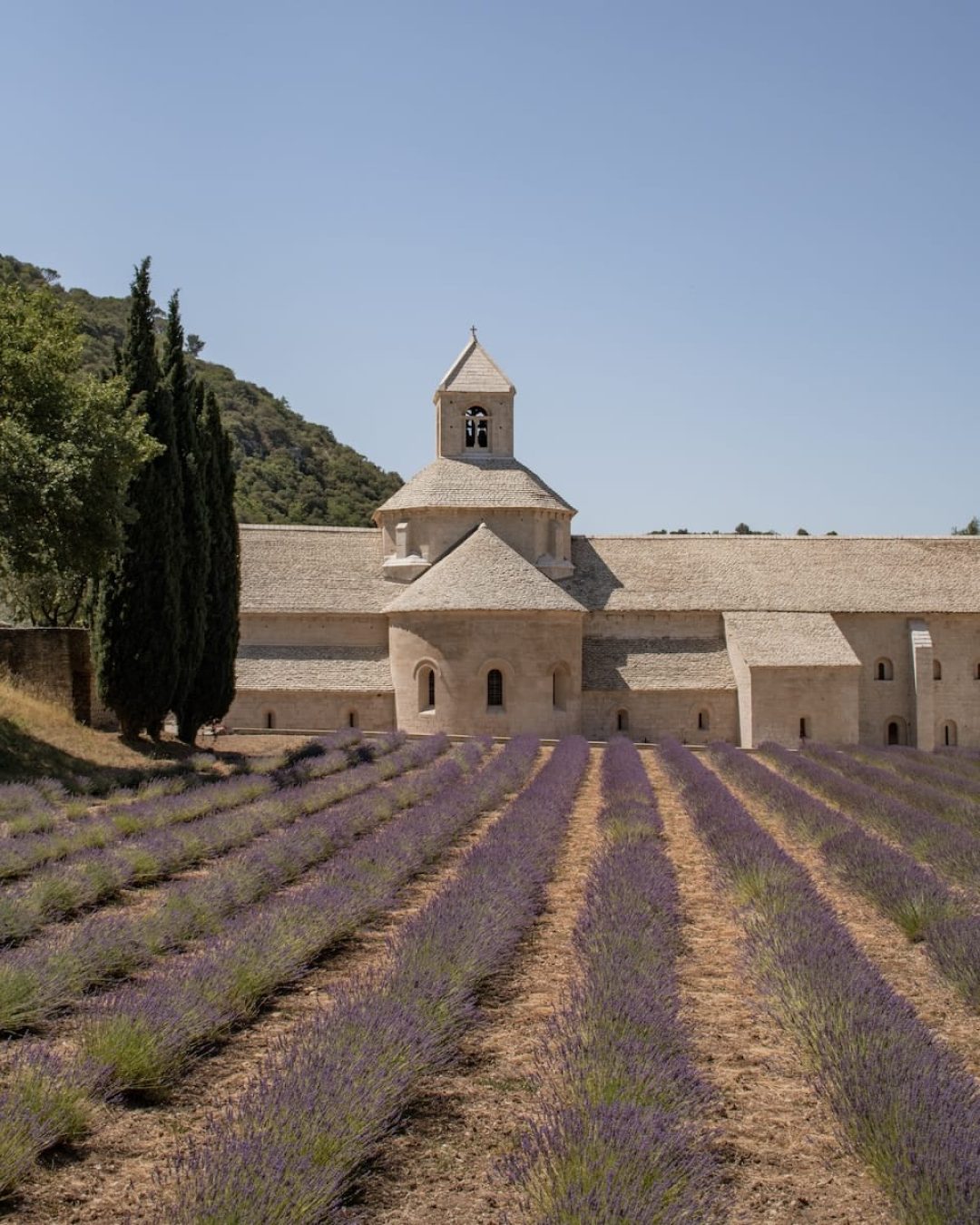 gordes-provence-france-abbaye-notre-dame-de-senanque